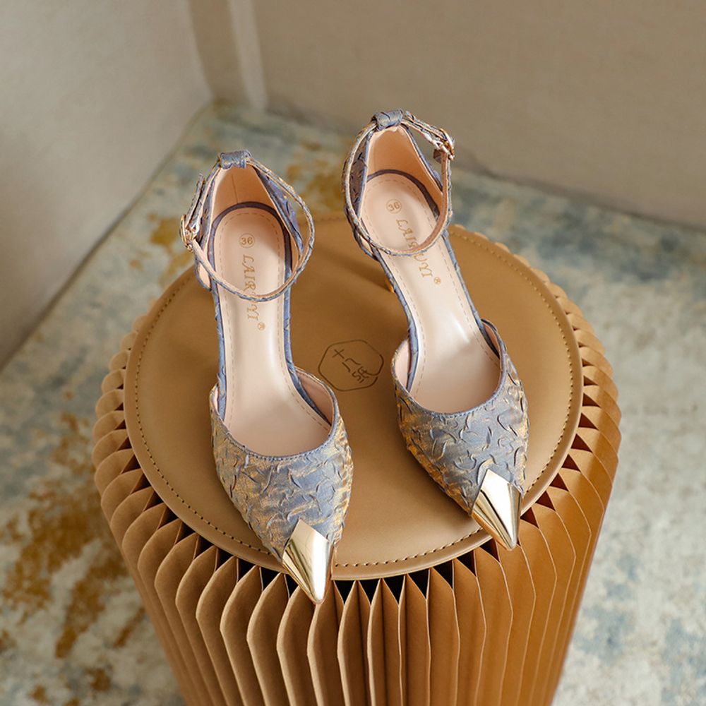 Pointed versatile heels