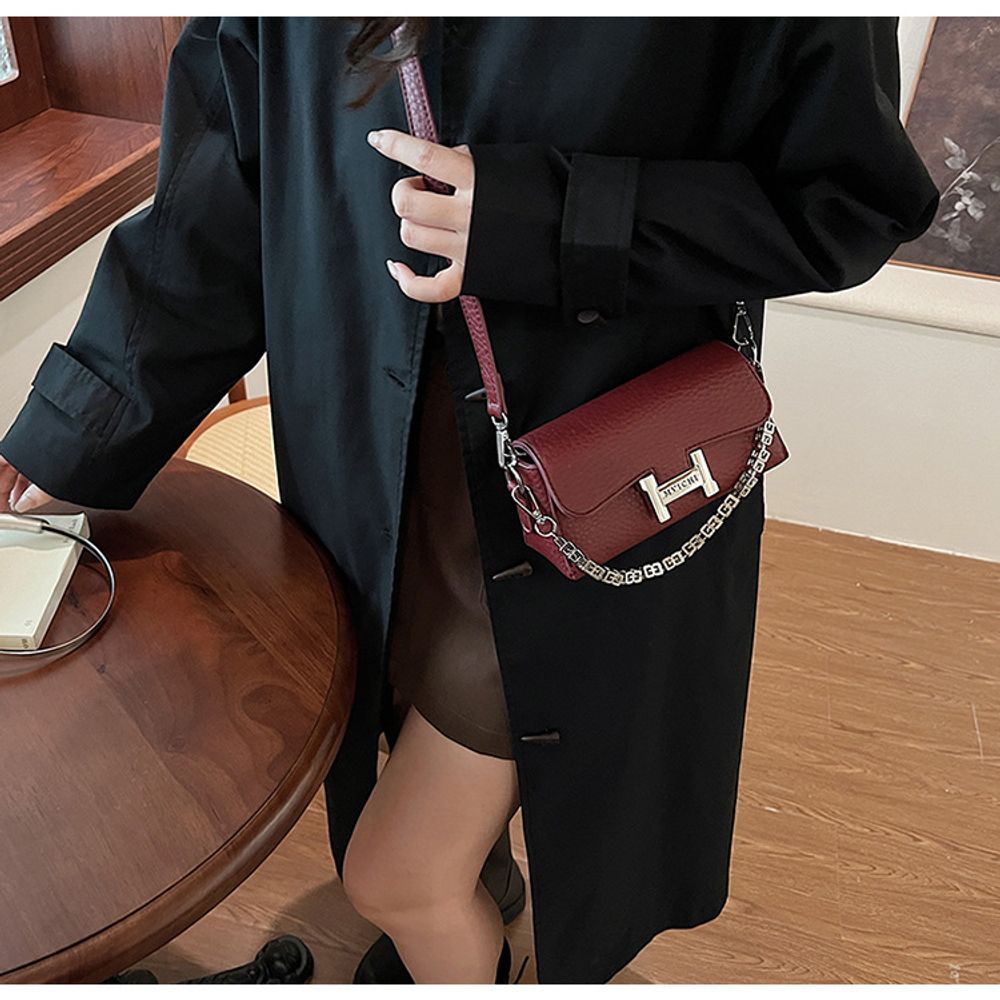 Diamond Chain Messenger Bag