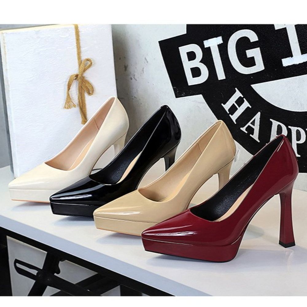 Pointed toe  chunky heel