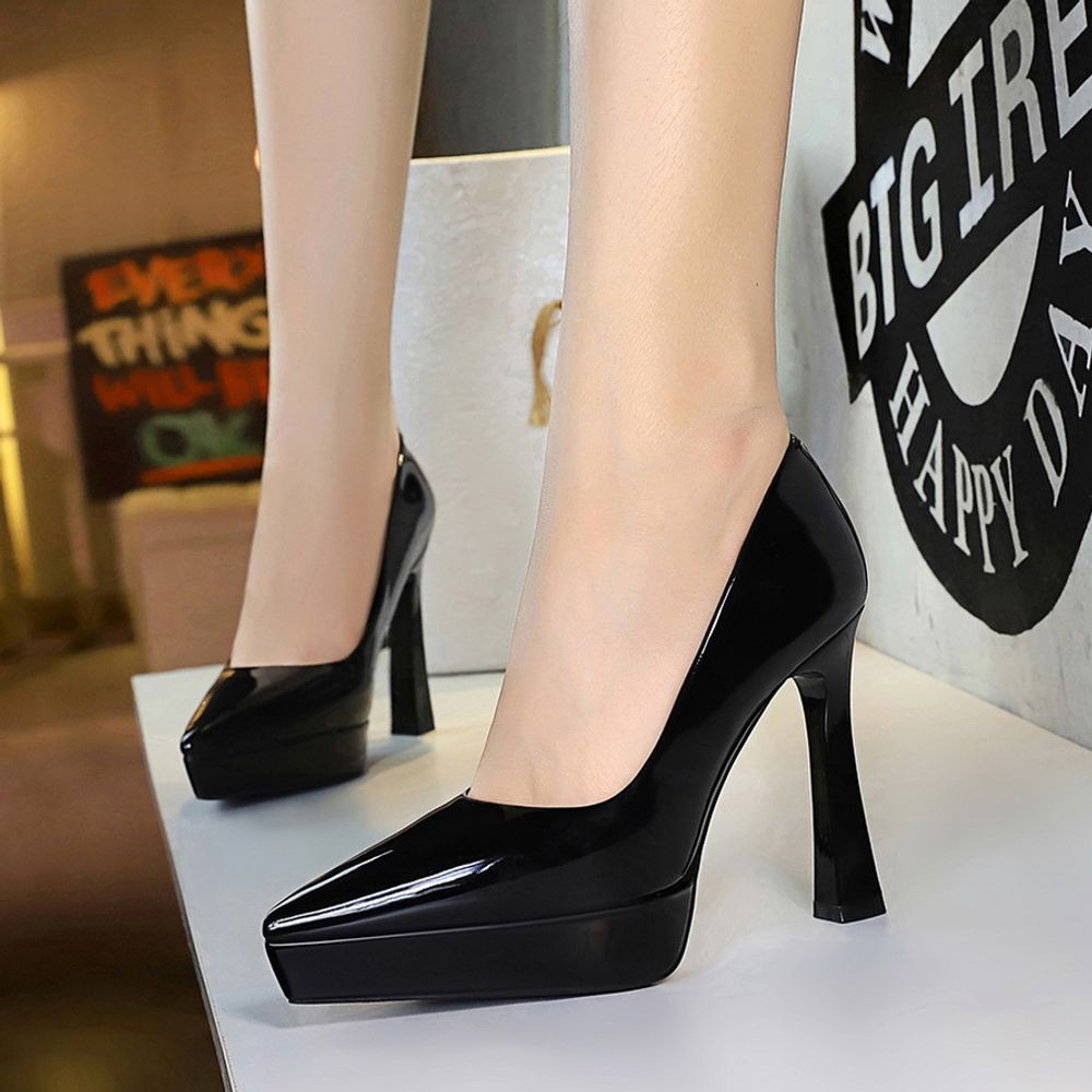 Pointed toe  chunky heel