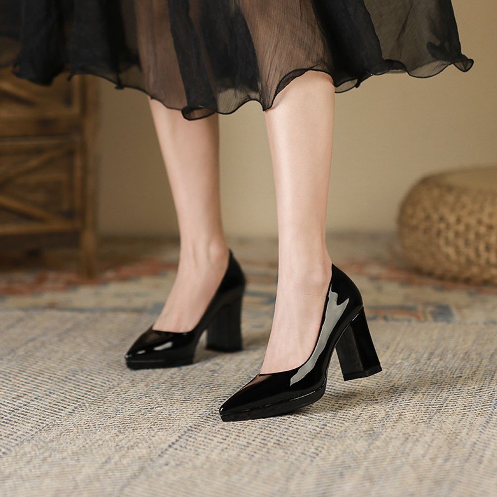 Pointed-toe chunky heel high heels