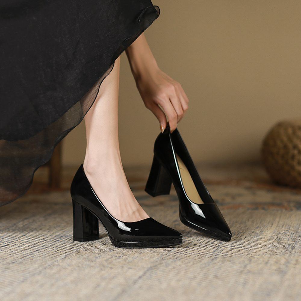 Pointed-toe chunky heel high heels
