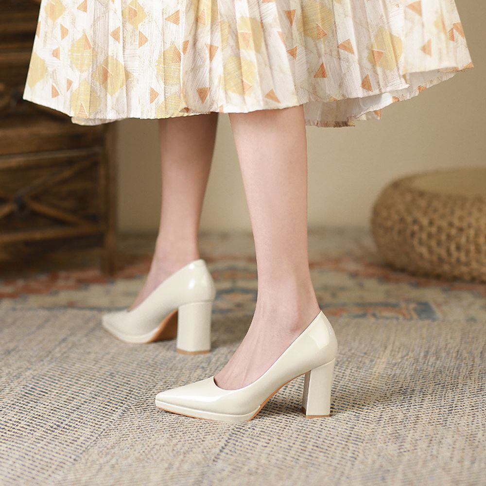 Pointed-toe chunky heel high heels