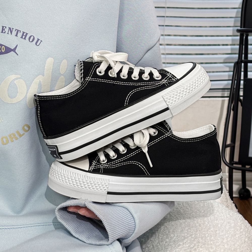 Casual sneakers