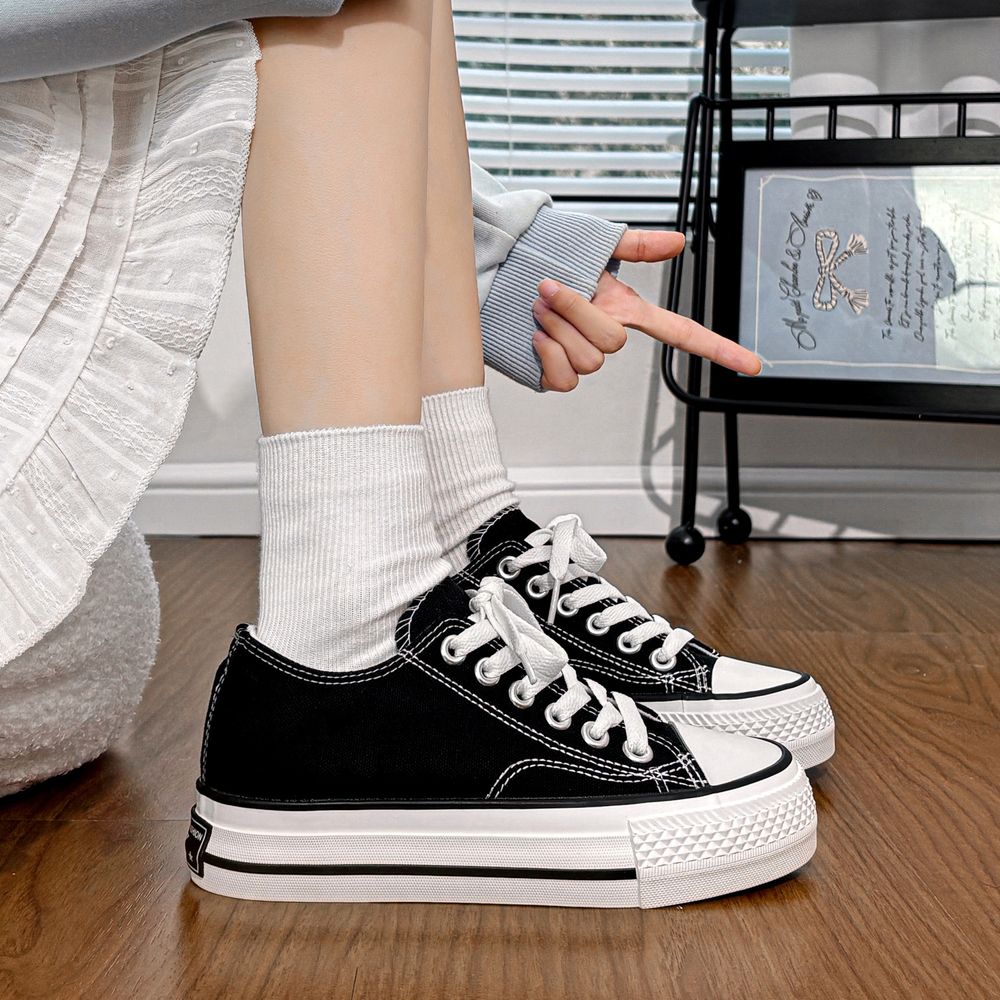Casual sneakers