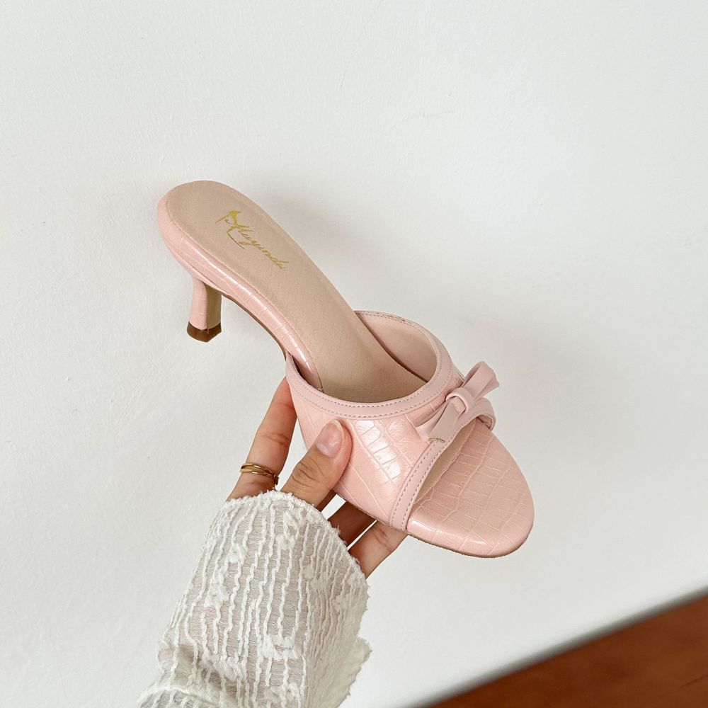 Two-tone open-toe kitten heel mule with a bow